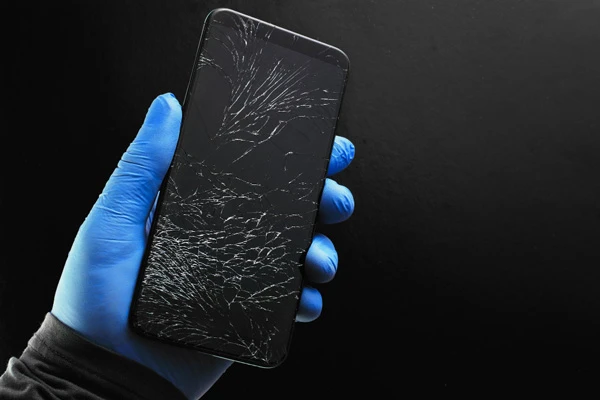 Smartphone mit gebrochenem Displayglas vor der Reparatur