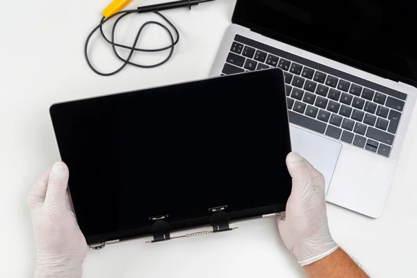 Austausch eines LCD-Displays an einem Laptop