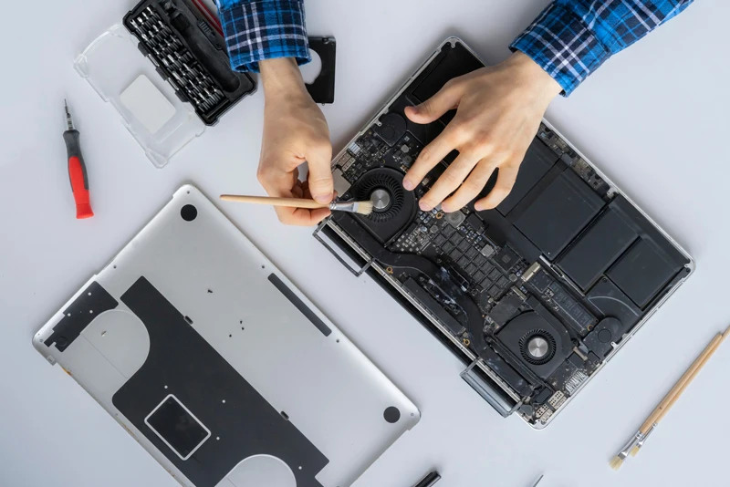 Laptop-Reparatur in der Werkstatt von 1Phonestore Wien