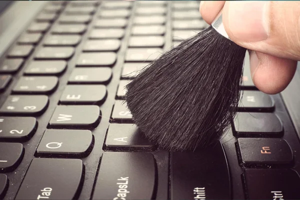 Reinigung der Lüfterschlitze eines MacBooks