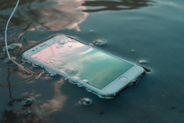Smartphone mit Wasserschaden